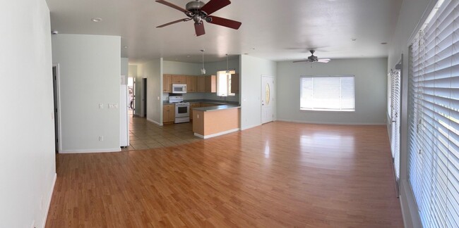 Building Photo - Spacious 2 Bedroom / 1.5 Bathroom Home in ...