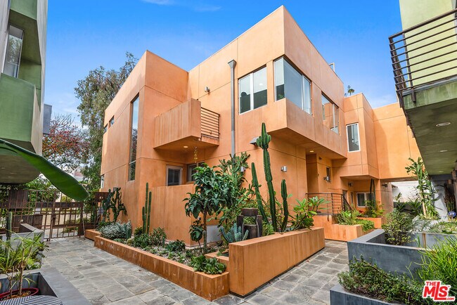 Building Photo - 900 N W Knoll Dr