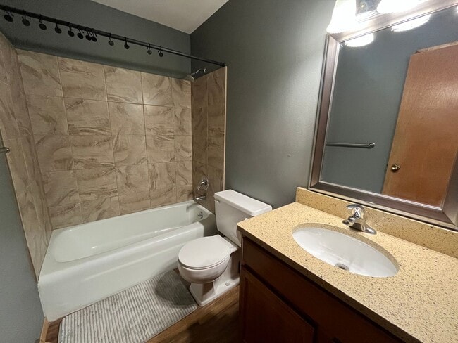 Building Photo - 2 bed 1 bath House