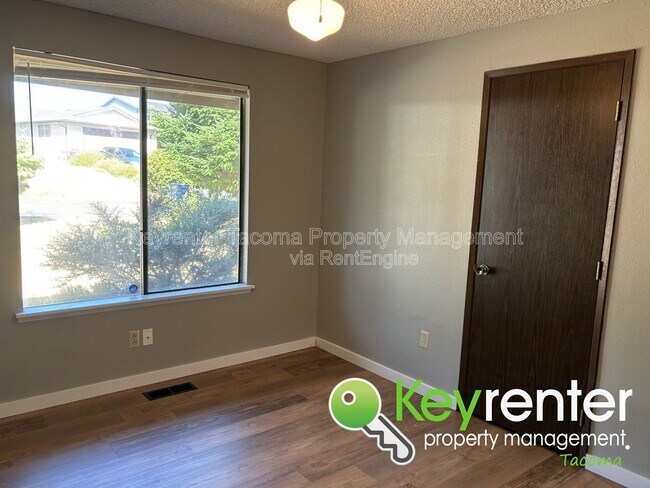 Building Photo - 2722 Cambridge Dr