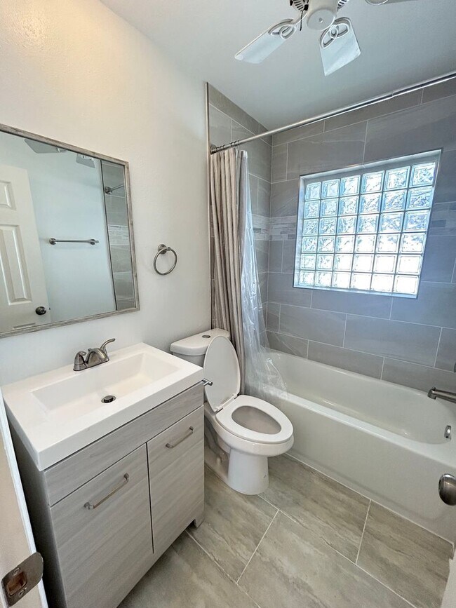 Building Photo - Remodeled 3 bedroom 2 bath Home in NE St Pete