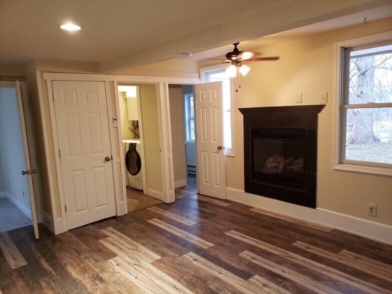 livingroom with fireplace - 1379 Wetherill Rd
