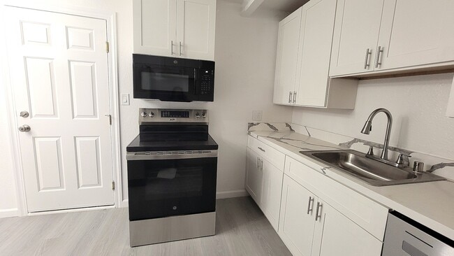 Building Photo - 6265 Wilma Ave