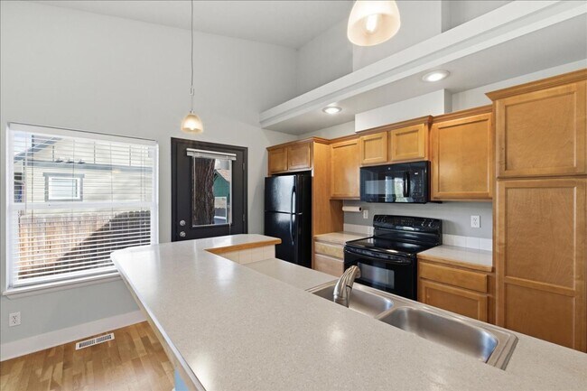 Building Photo - 3 Bedroom, 2 Bath, with 2 Car Garage Located on the Central Bench Rim