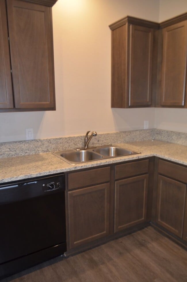 Building Photo - 1713 Clovis Dr