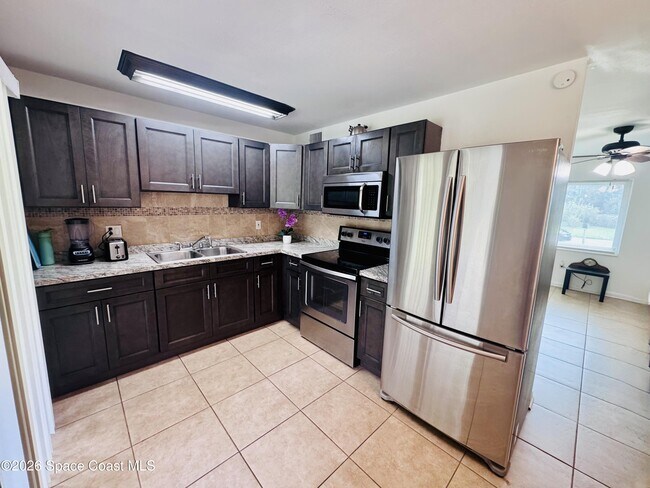 Building Photo - 1812 Oakwood Dr