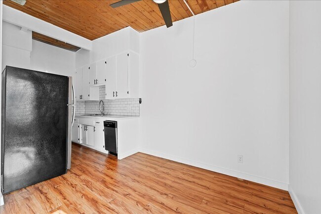 Building Photo - 6114 Cahuenga Blvd