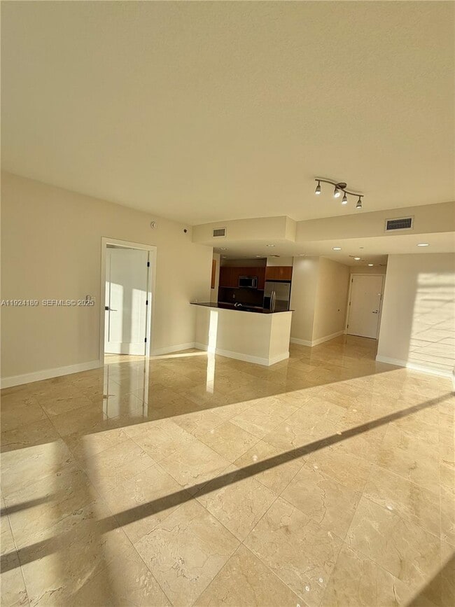 Building Photo - 1060 Brickell Ave