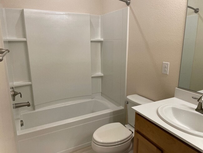 Building Photo - Townhome short drive to freeway. 3 bedroom 2 1/2 baths