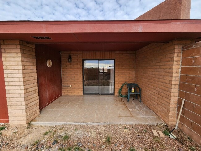 Building Photo - 2100 Hickory Dr