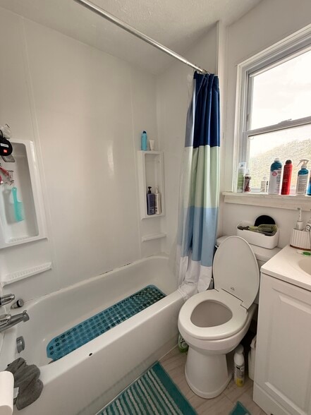 Building Photo - 440 Ella St