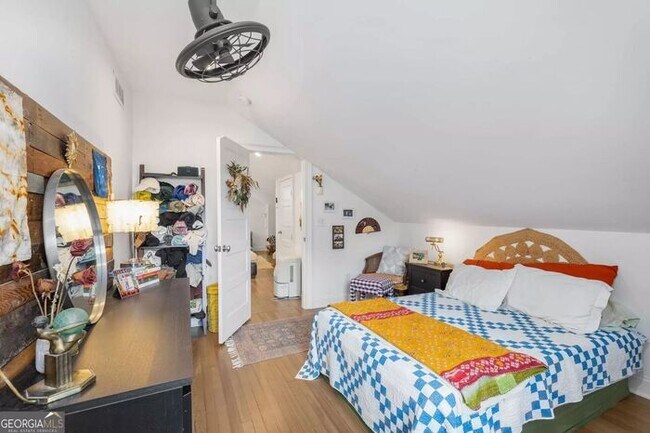 Building Photo - Renovated 2BR/1BA Attic Apartment with In-Unit Washer & Dryer – Prime Atlanta Location
