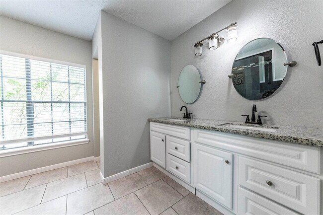 Building Photo - 3909 Spring Arbor Ct