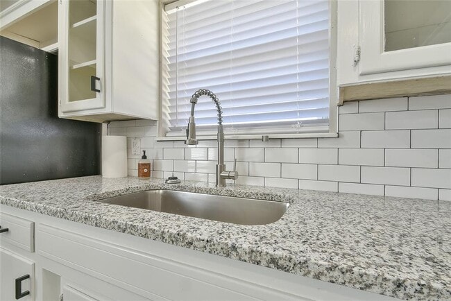 Building Photo - 608 Moraine Ave