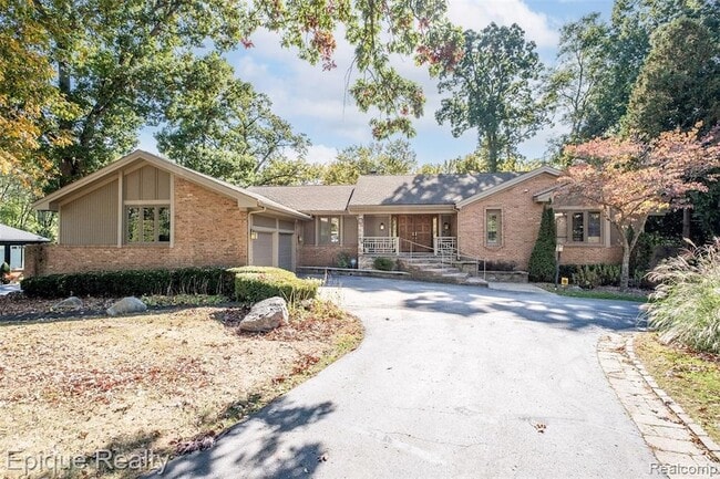 Building Photo - 135 W Hickory Grove Rd