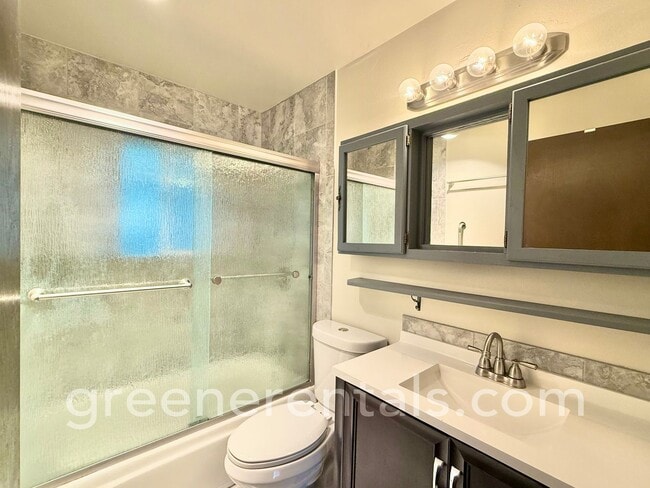 Building Photo - 2-Bedroom 1.5-Bathroom Condo in West Olympia