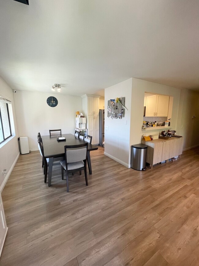 Building Photo - 13100 Creek View Dr