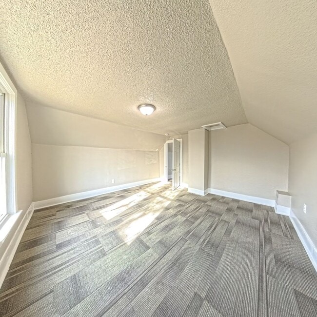 Building Photo - Newly remodeled 3 bedroom 2 bathroom home-Located in Jefferson