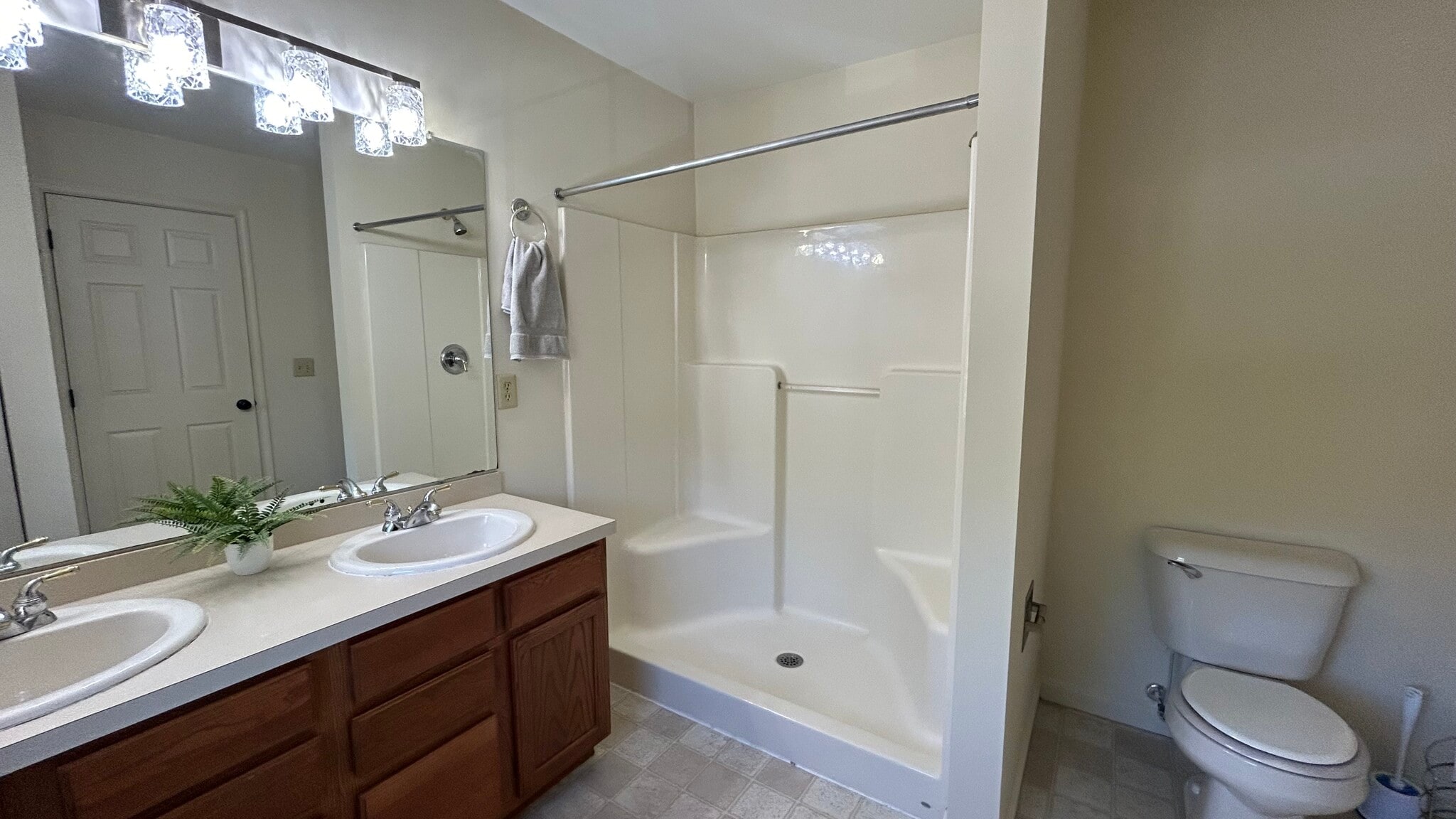 Building Photo - 424 Waverly Woods Dr