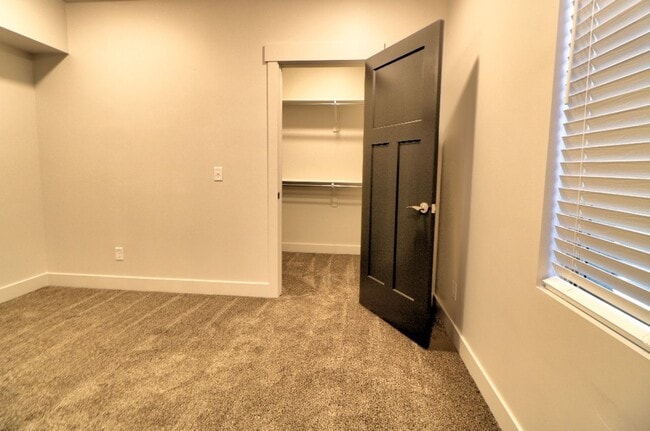 Building Photo - 2 Bedroom 1 Bathroom Apartment