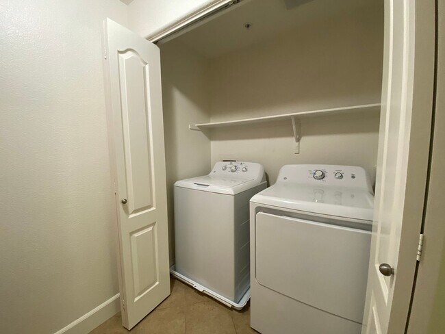 Building Photo - Beautiful Phoenician Apartments - 2 Bed, 2...