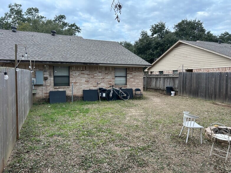 Fenced backyard with no neighbors behind - 702 Cross Timbers Dr