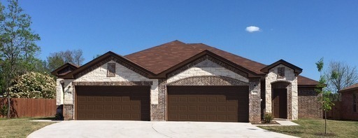 Building Photo - BEAUTIFUL 3 BEDROOM DUPLEX LOCATED IN WACO...