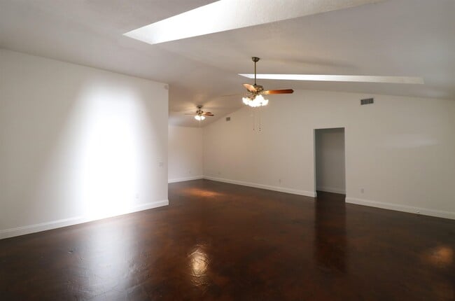 Building Photo - 4225 Oak Ln