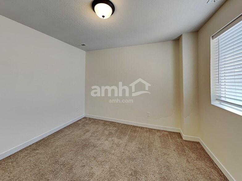 Building Photo - 317 W Willow Creek Dr