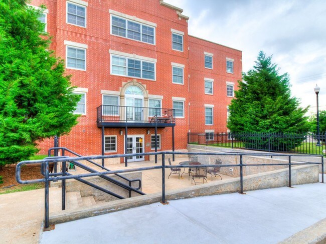 Primary Photo - 1209 N Harvey Ave. 301