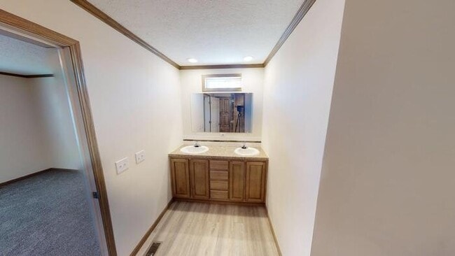 Building Photo - 140 American Ave