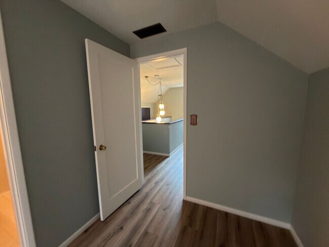 Building Photo - Modern Comfort Meets Classic Charm in South Tabor~ Fenced Backyard~ Garage~ Pets Welcome~ 94 Bike...