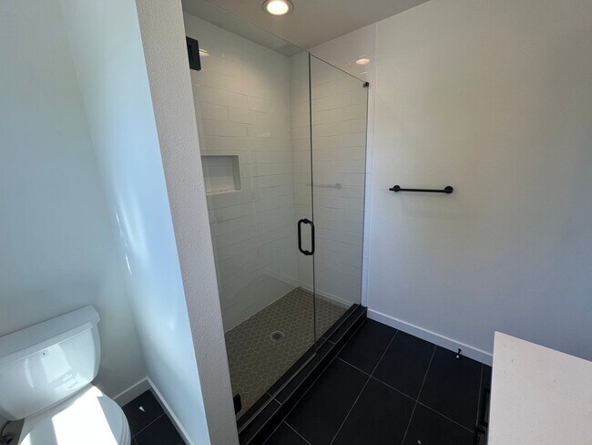 Building Photo - Beautiful 4Bd + 3Ba Home in North Portland...