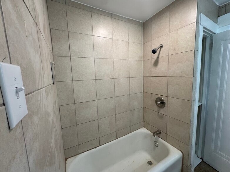 Building Photo - 5714 Beacon St