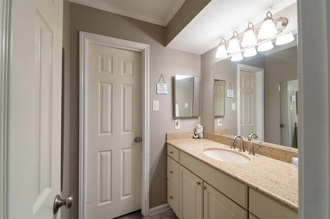 Building Photo - 7312 Seawall Blvd