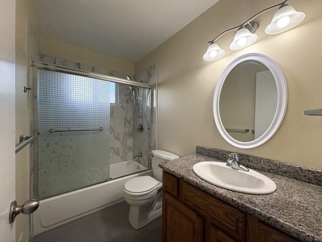 Building Photo - Charming 2-Bedroom Duplex Unit in Redwood City – Prime Location!