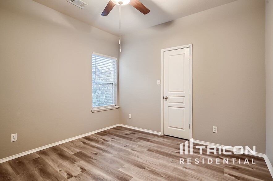 Building Photo - 305 Hidden Lake Ct