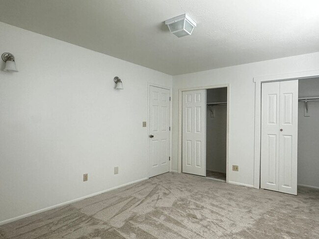 Building Photo - 5906 S Blue Iron Way