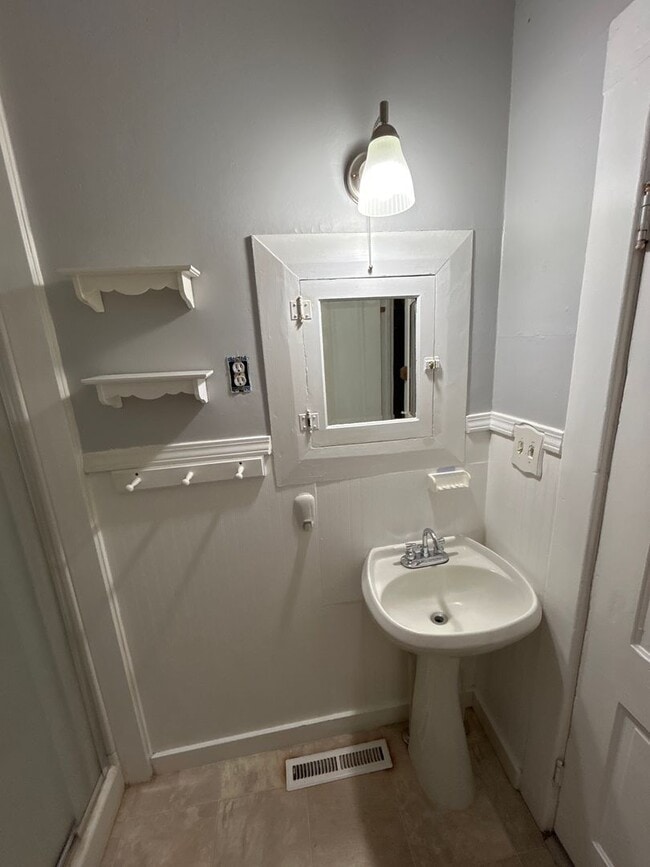 Building Photo - 1402 O Ave