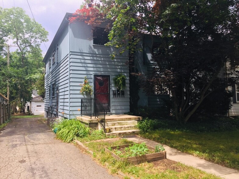 Building Outside - 1614 Ferndale Pl