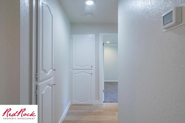 Building Photo - Newly Remodeled 3 Bedroom Townhome. Small ...