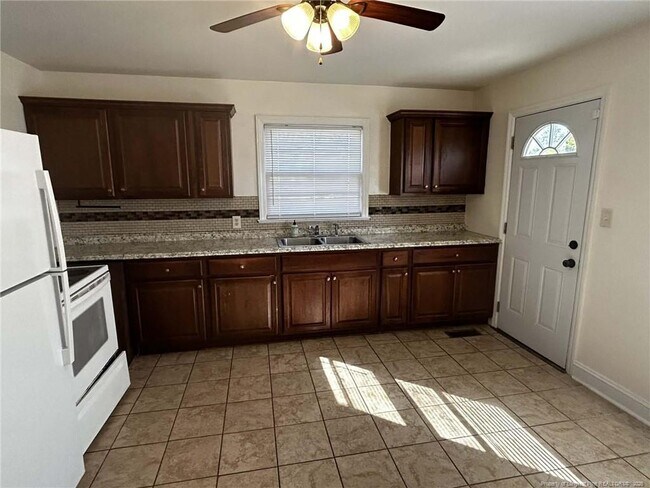 Building Photo - 1000 Ivy Rd