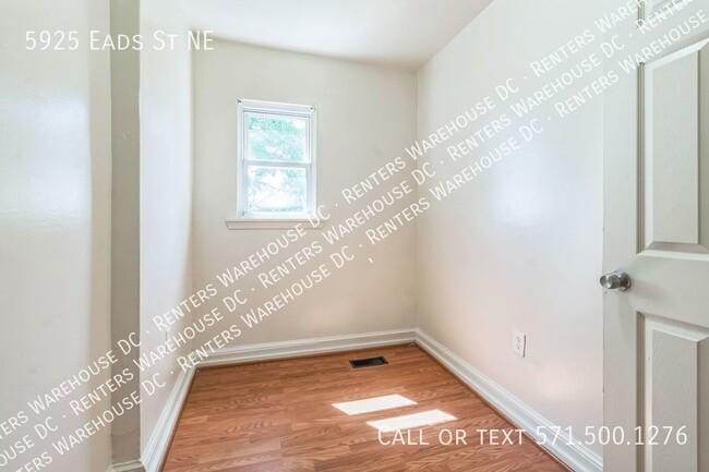 Building Photo - Charming 5Bd/2Bth Semi-Detached Brick Home...