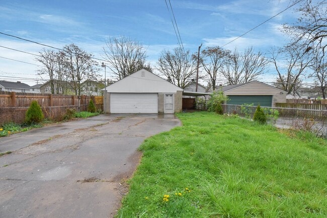 Building Photo - Stylishly Renovated 4 Bed, 2 Bath Single-F...
