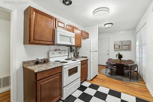 Building Photo - 3 Bedroom House with Huge Backyard!