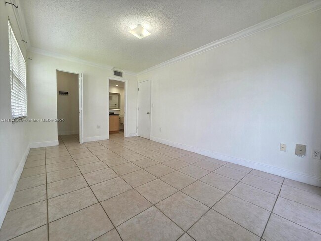 Building Photo - 10765 SW 108th Ave