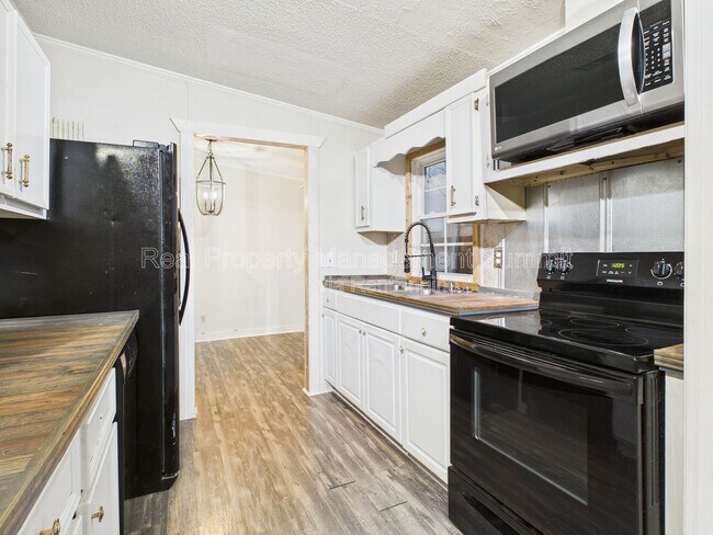 Building Photo - 15 Hayfield Ln