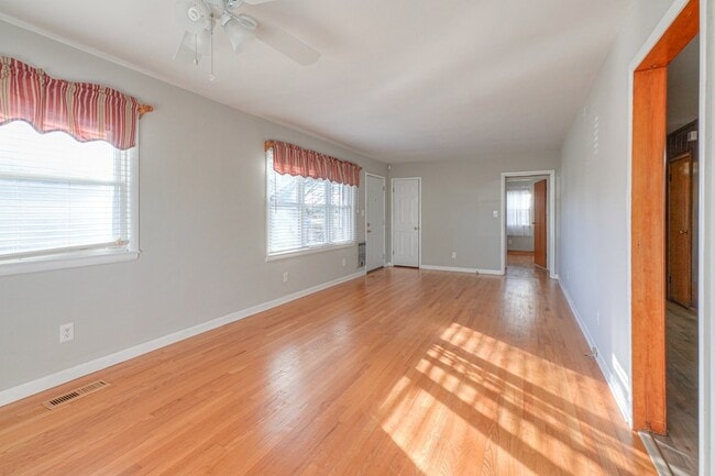 Building Photo - 476 Crescent Rd