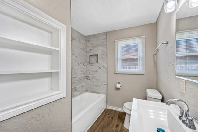 Building Photo - Newly Renovated 3/1 for Only 900 Per Month