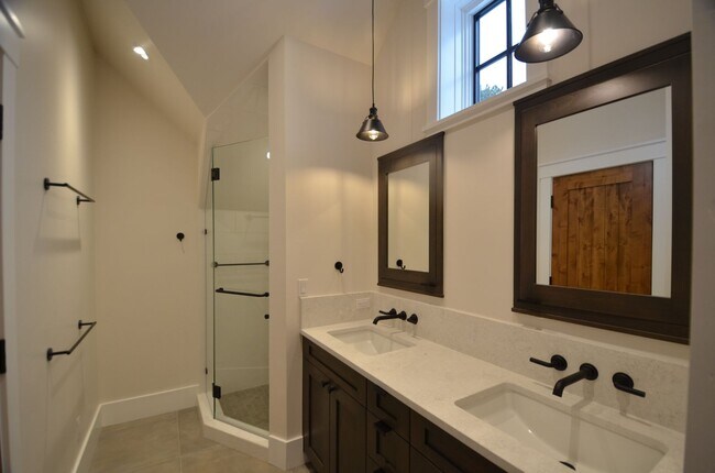 Building Photo - 300 Washington Rd